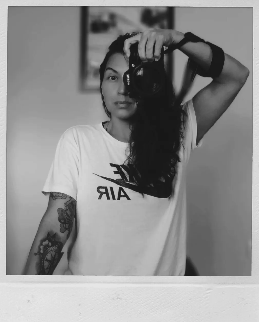 Autorretrato en blanco y negro de Roberta Peña de Silvestri con su cámara